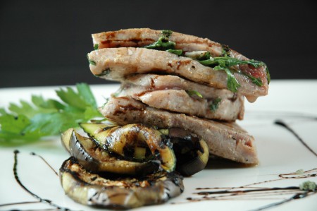 Scottata di tonno alla brace, ripiena di rucole e grana